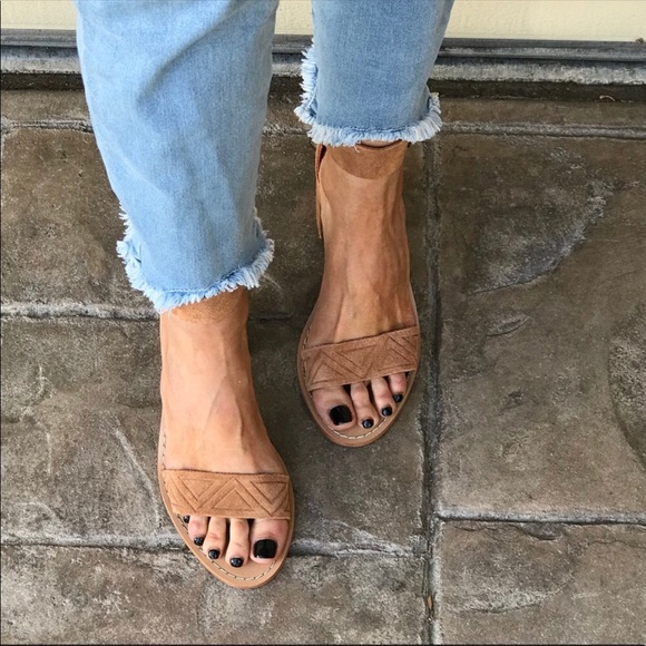 NIB Butter Soft Leather Textured Block Heel Sandal - Picture 3 of 6